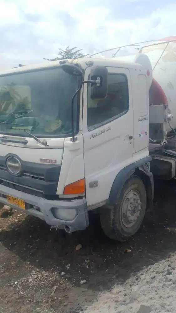 Truck mixer Hino lohan tahun 2015