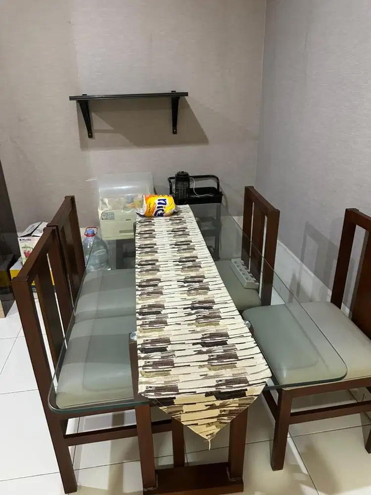 1 Meja Makan Kaca dan 4 Kursi siap pakai