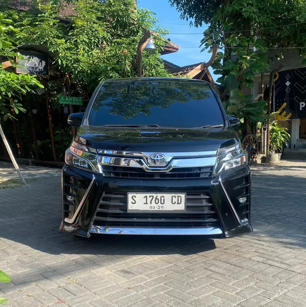 Km 44rb cash toyota voxy 2018 hitam