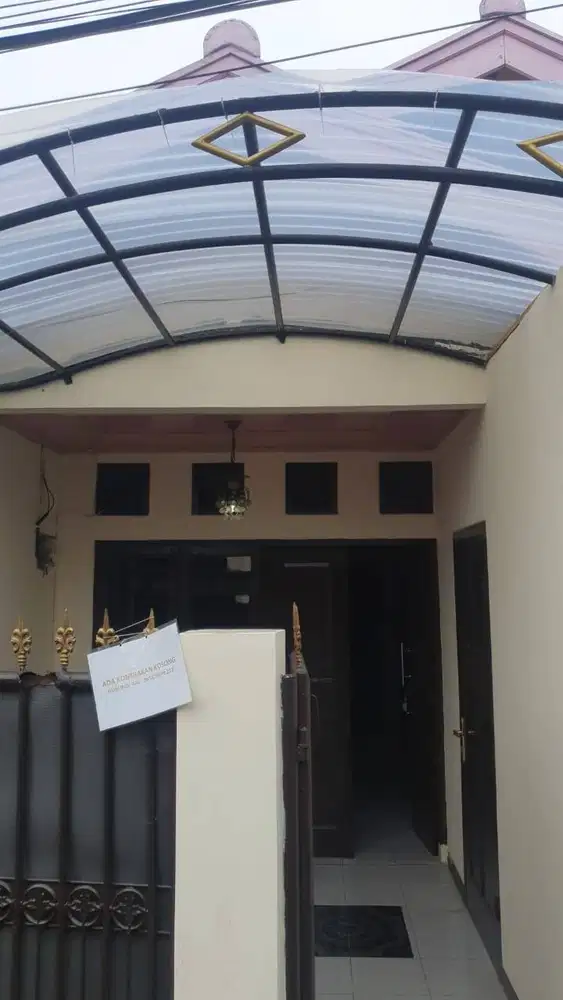 DISEWAKAN RUMAH TAHUNAN 2 LANTAI JAKARTA BARAT