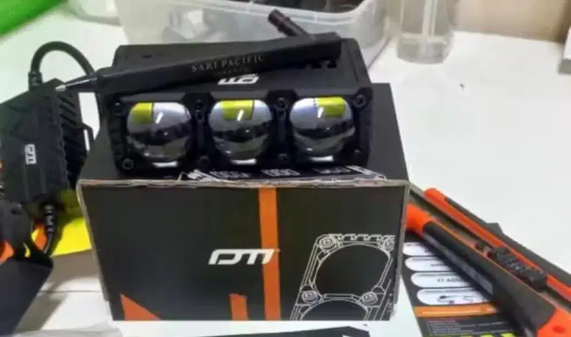 Lampu sorot motor mobil