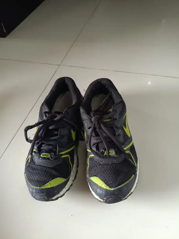 Sepatu olahraga size 39