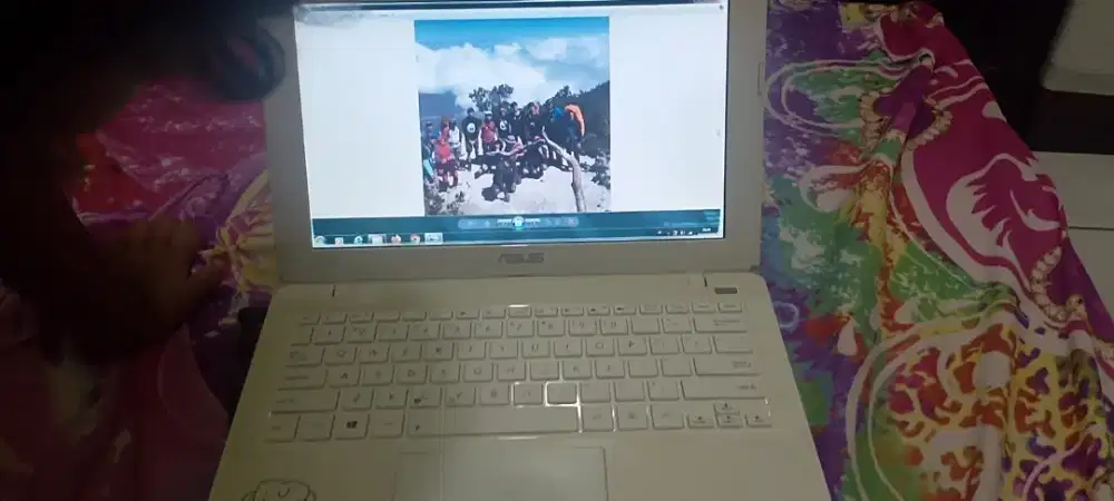 Dijual PMA Polytron lengkap & Notebook Asus baterai on smbil di cas