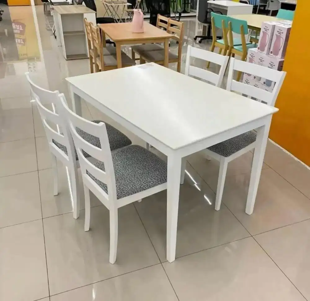 Meja Makan Kayu Solid