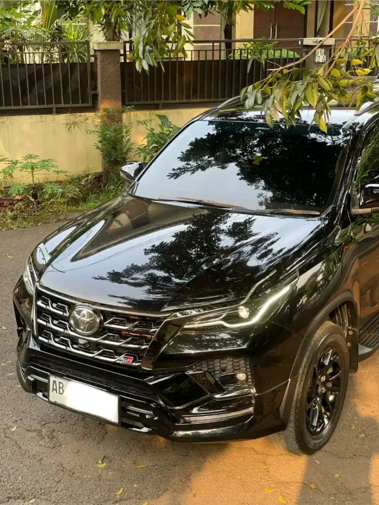 Fortuner GR 2.4 Low KM Hitam Istimewa
