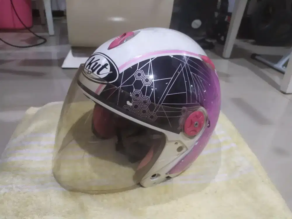 Jual helm kyt pink putih kondisi baik busa tebal