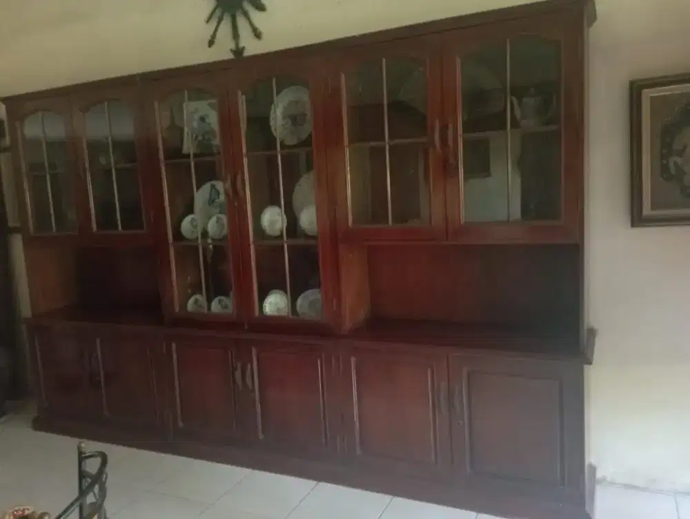Lemari pajangan kayu dan kaca