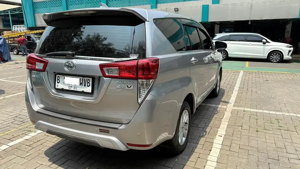 KIJANG INNOVA 2.4 V DIESEL AT 2018 WARNA SILVER LOW KM