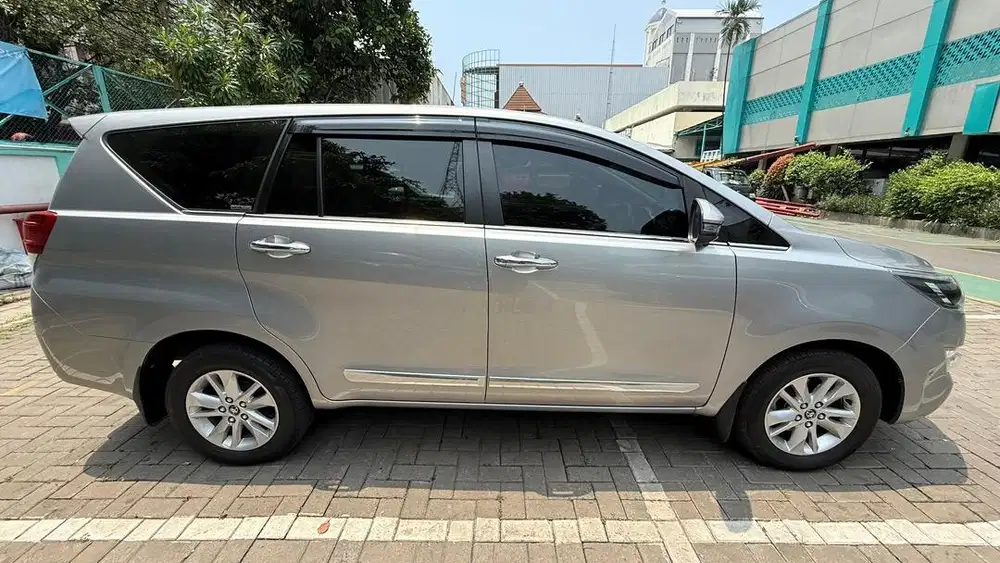 KIJANG INNOVA 2.4 V DIESEL AT 2018 WARNA SILVER LOW KM
