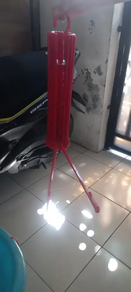 Folding hanger lion star