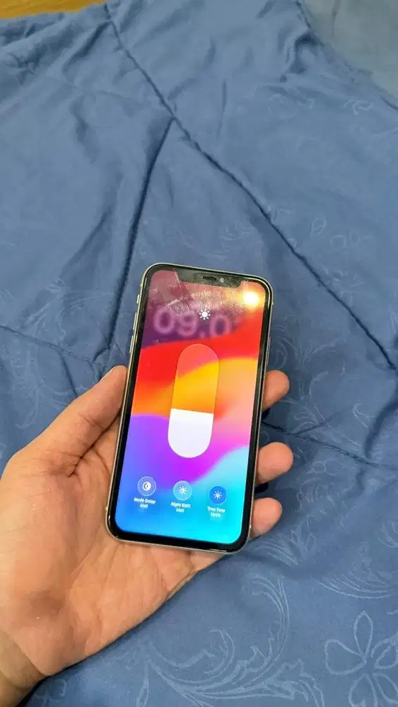 Dijual Iphone 11 White 64GB Terdaftar Hp charger