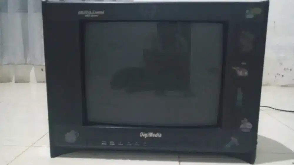Tv 17 inci Digimedia masih mulus seperti baru siapa cepat ya