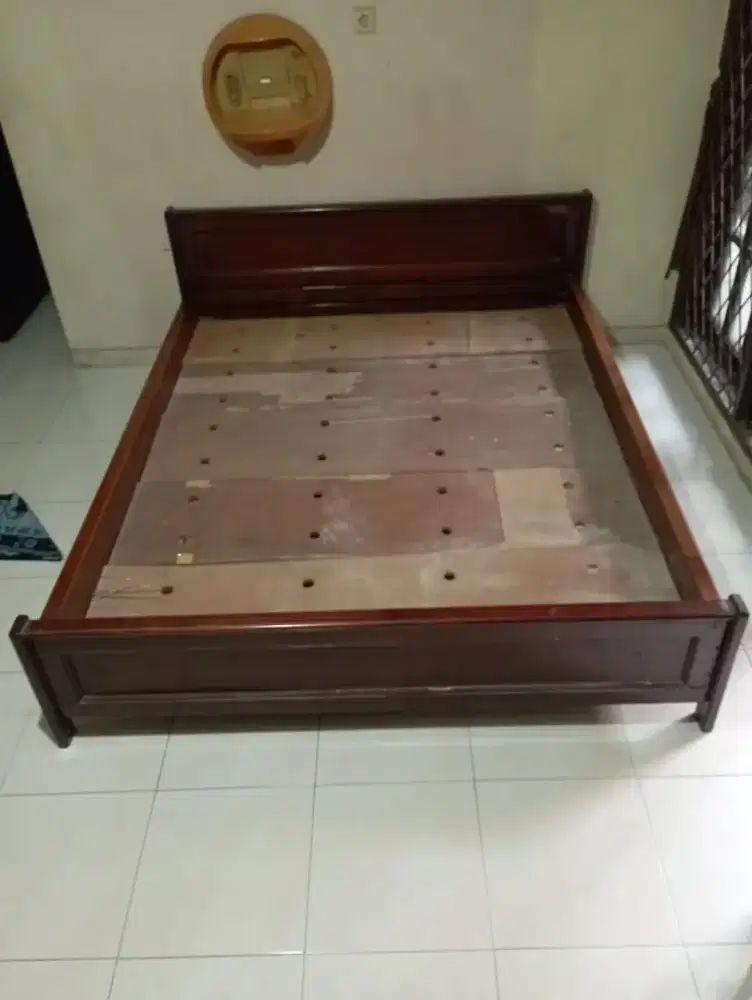 Dipan tempat tidur kayu
