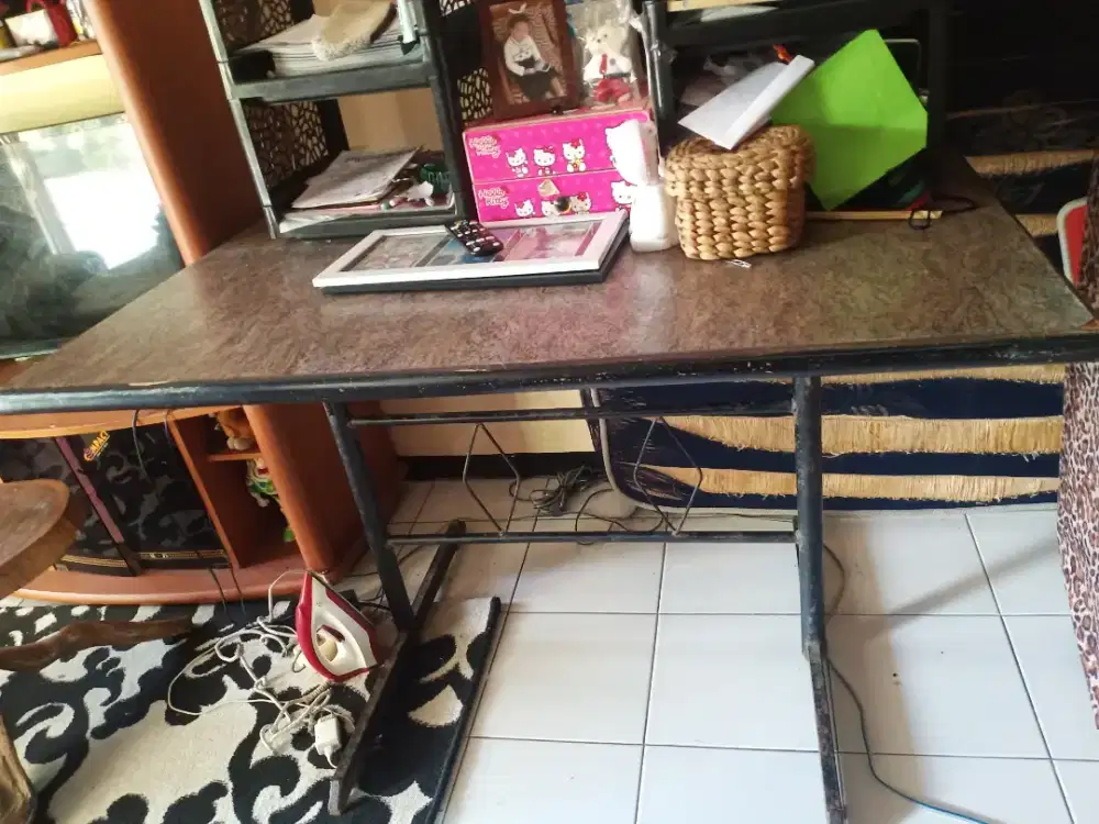 Meja besi serbaguna