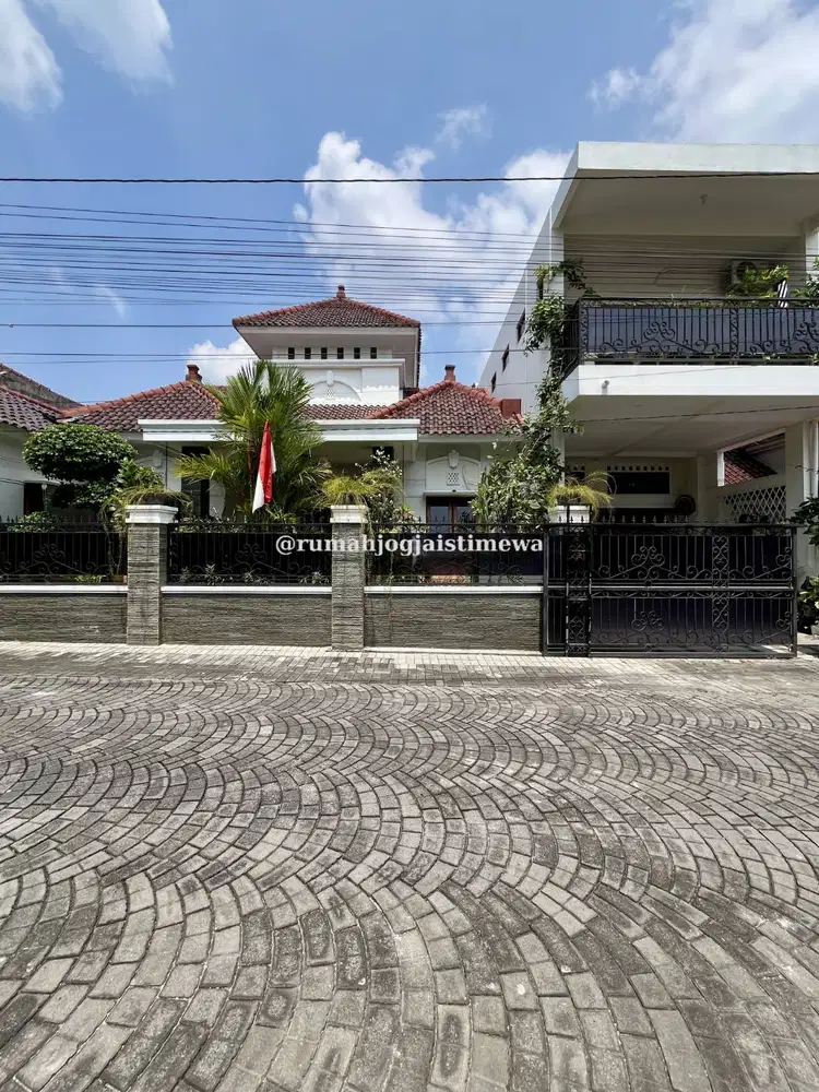 Rumah Besar Bonus Furniture Dalam Perumahan di Maguwoharjo
