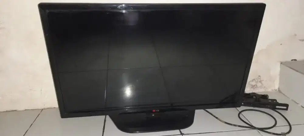 JUAL TV MERK LG 32INC LAYAR BERGARIS 200 nego AJA LOK CONDET JAK-TIM