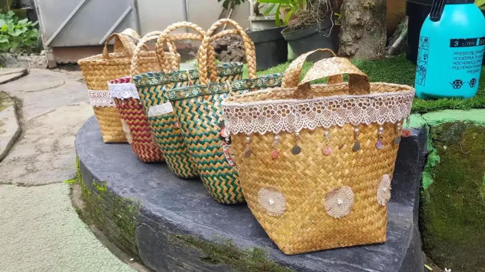 Tas anyaman khas kalimantan