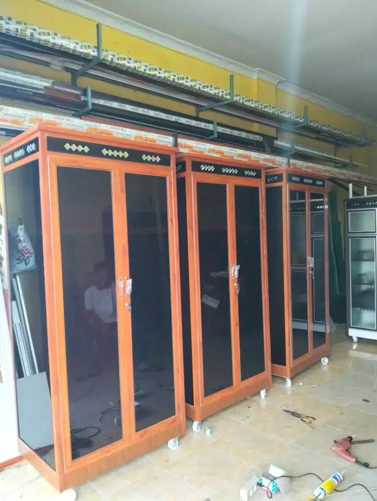Lemari pakaian aluminium