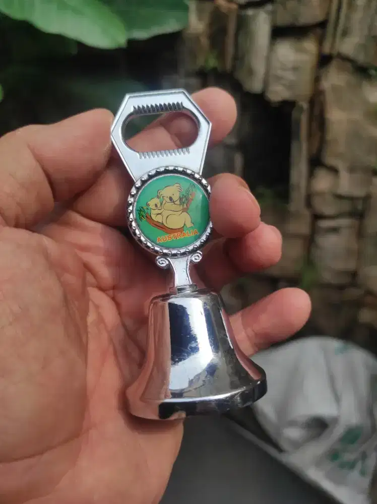 Mainan anak souvenir lonceng besi dan pembuka botol Australia mulus