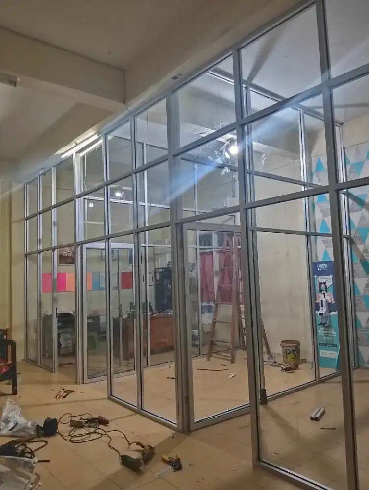 Sekat kaca aluminium ruko / ruangan