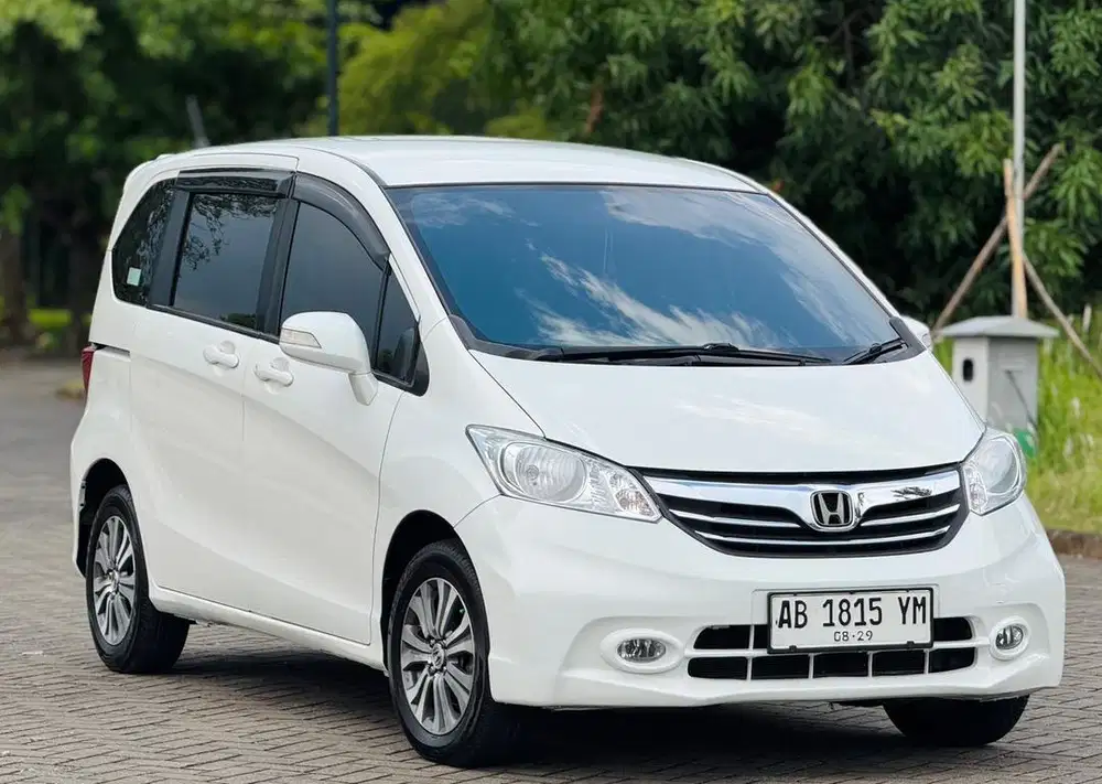 Freed PSD 2013 facelift putih siap pakai