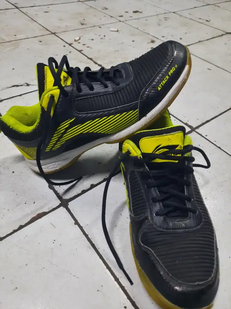 Sepatu badminton lining