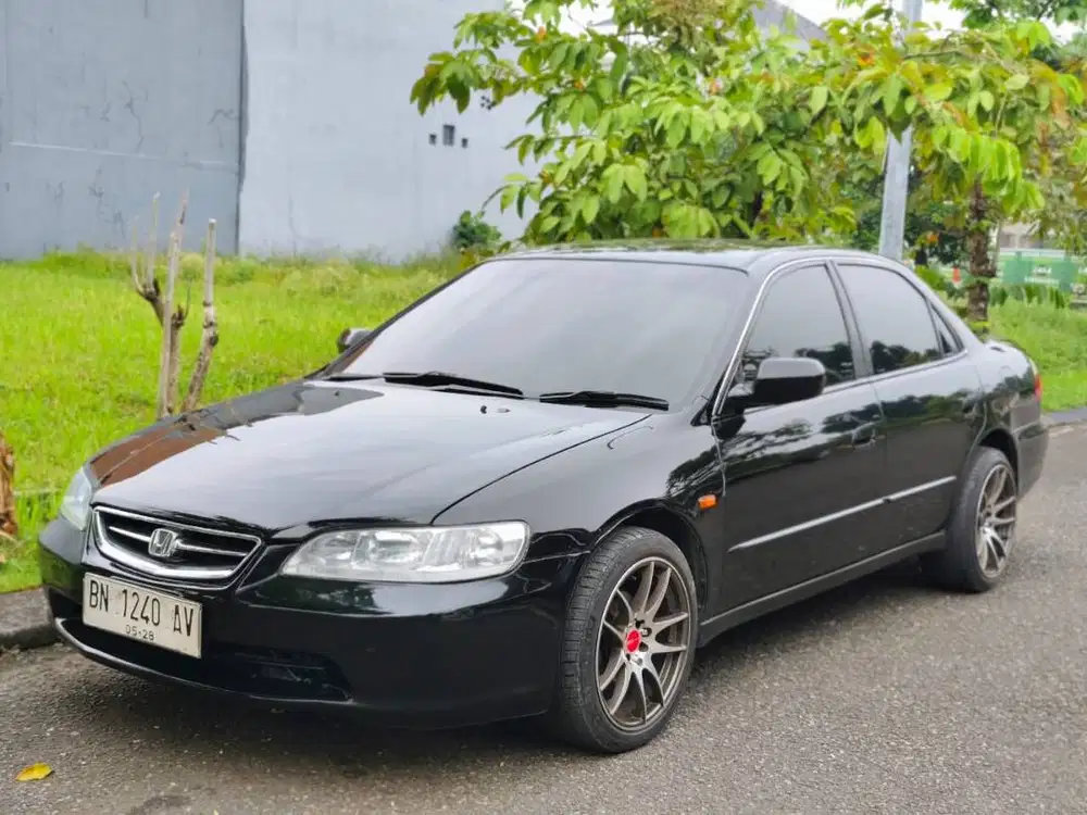 Mobil sedan murah Acoord tahun 2000 MT