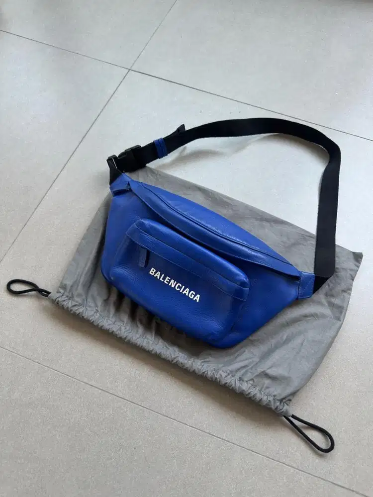 BALENCIAGA EVERYDAY BELT PACK - Tas Slempang Balenciaga