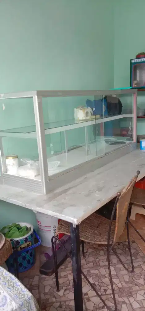 Etalase sama meja