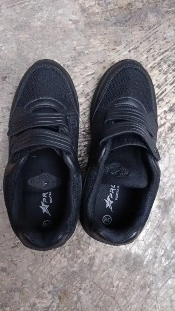 Dijual sepatu sekolah size 38.merk.pro att