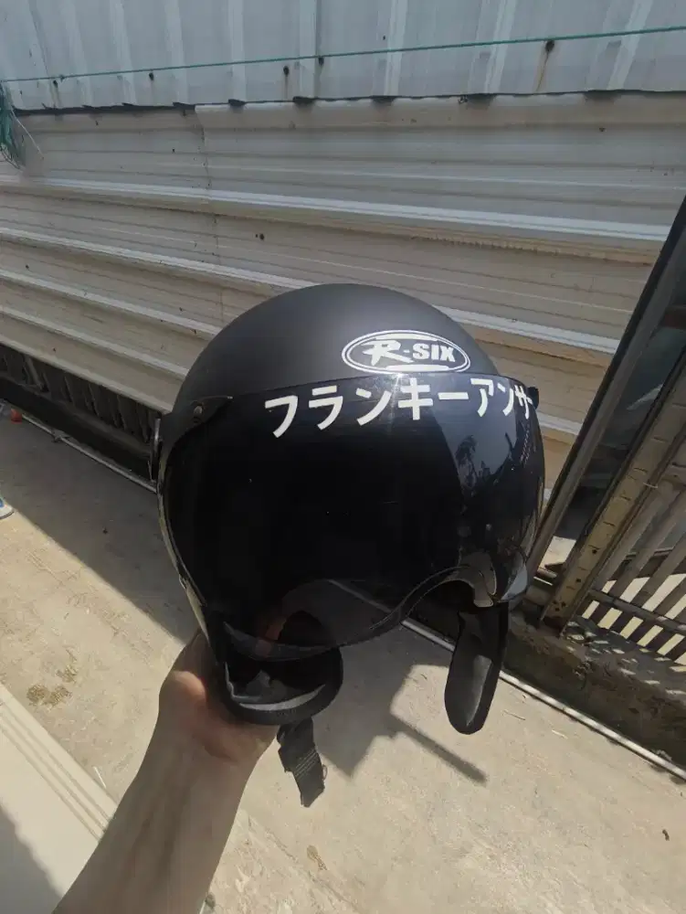 Helm R-SIX dan helm BMC