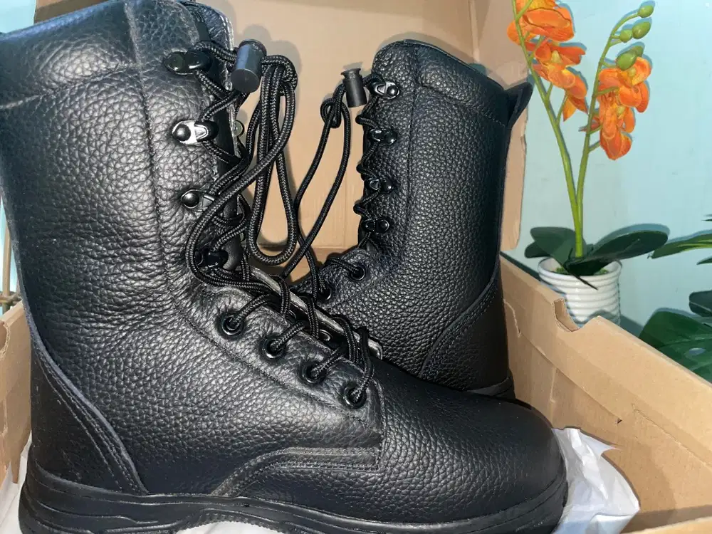 sepatu hitam PDL TNI  ukuran sepatu 41