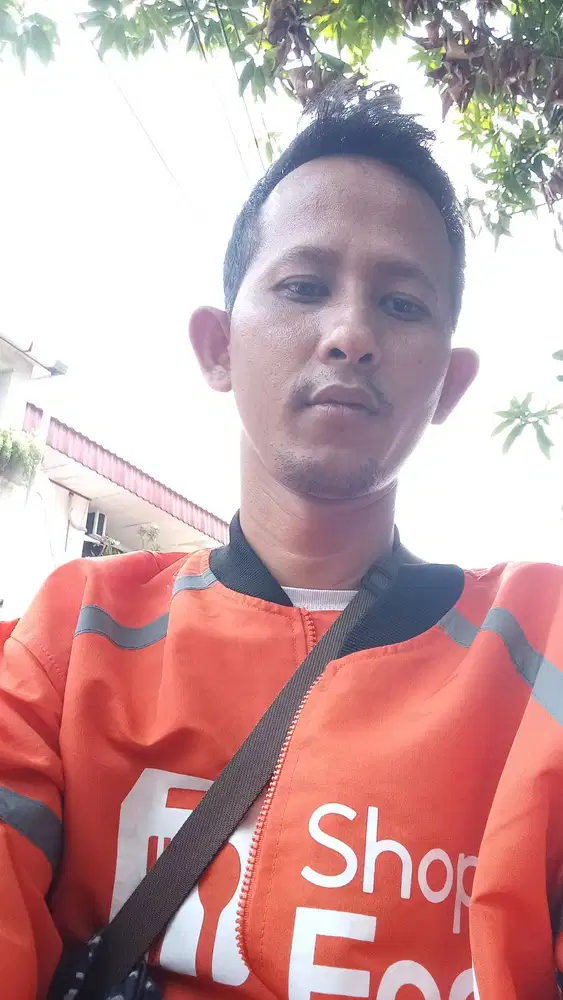 Cari lowongan kerja sebagai kurir atau penjaga toko