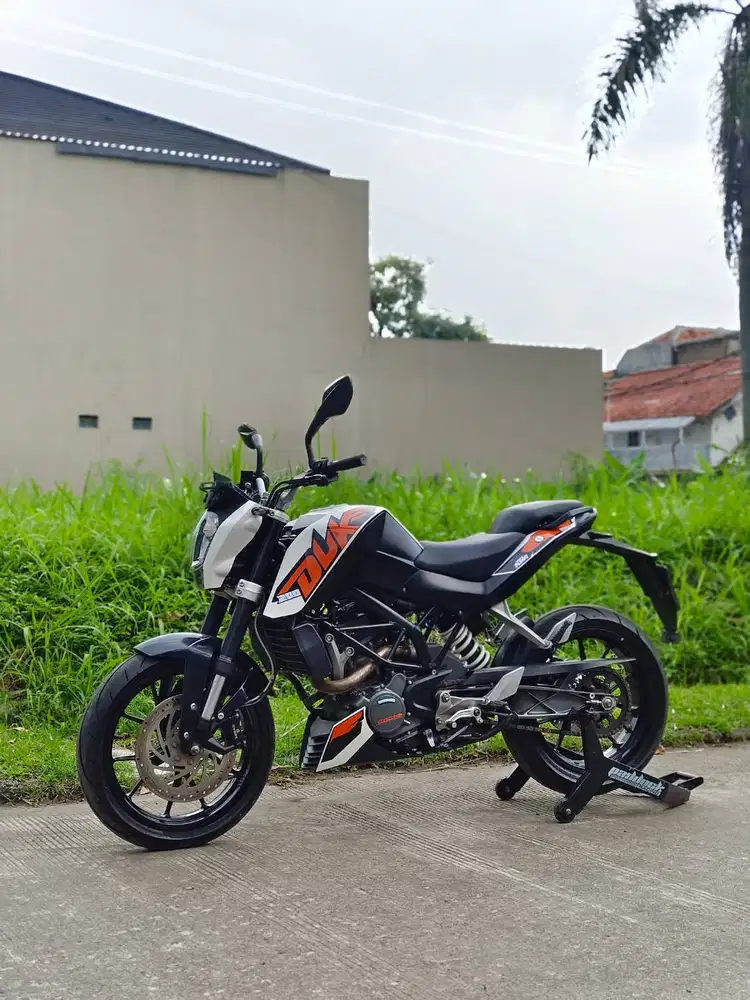 KTM DUKE 200 PUTIH 2017 KM 15K PAJAK PANJANG SIAP NGEBUT