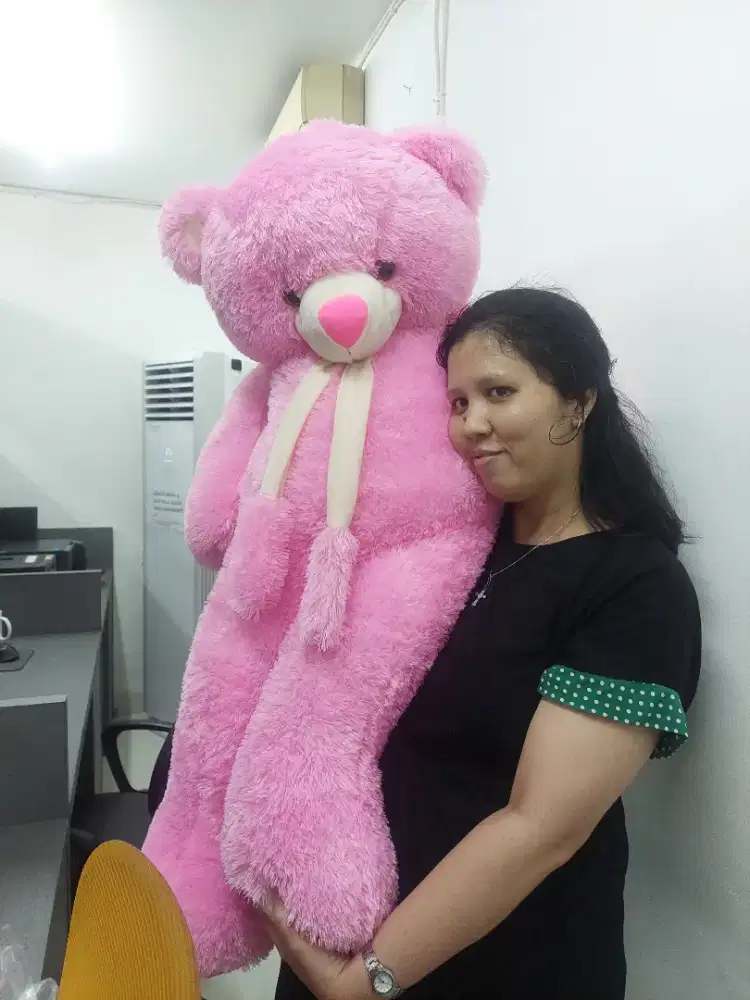 Boneka beruang pink
