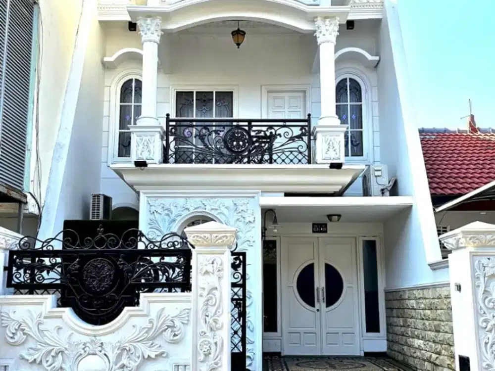 Jual rumah Cantik Pakuwon city 2.5 lantai model clasic