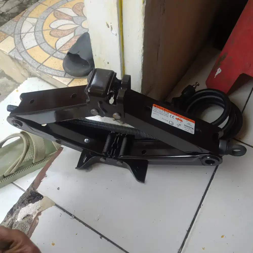 Dongkrak Alphard