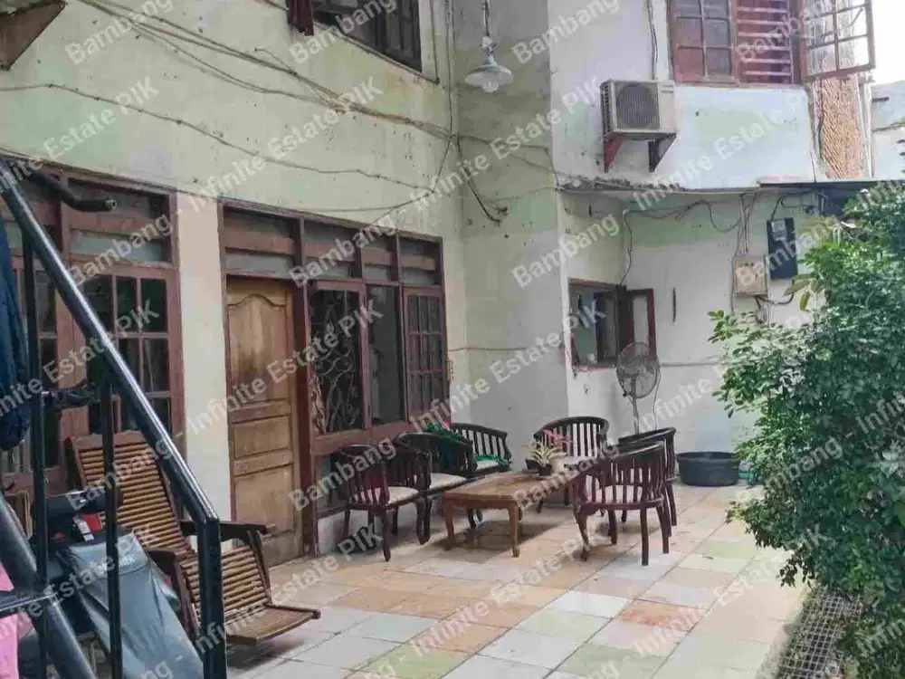 Dijual cepat rumah lama bekas usaha Catering dengan ruangan2/ kamar2 yg rata2 cukup besar , SHM. Cocok dibangun buat kost2an, Padel Court , usaha2 campur ( Gym Center , Billyard , Salon ,Laundry )