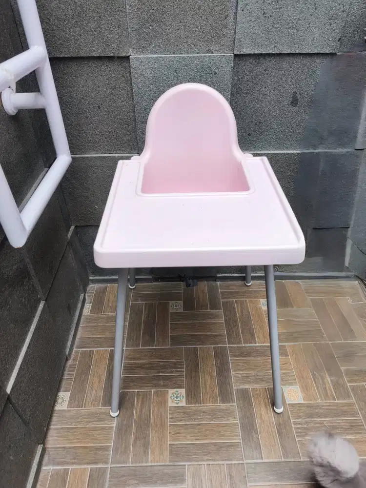 Kursi Makan Bayi IKEA Antilop Warna Pink – Ringan, Kokoh & Mudah Diber