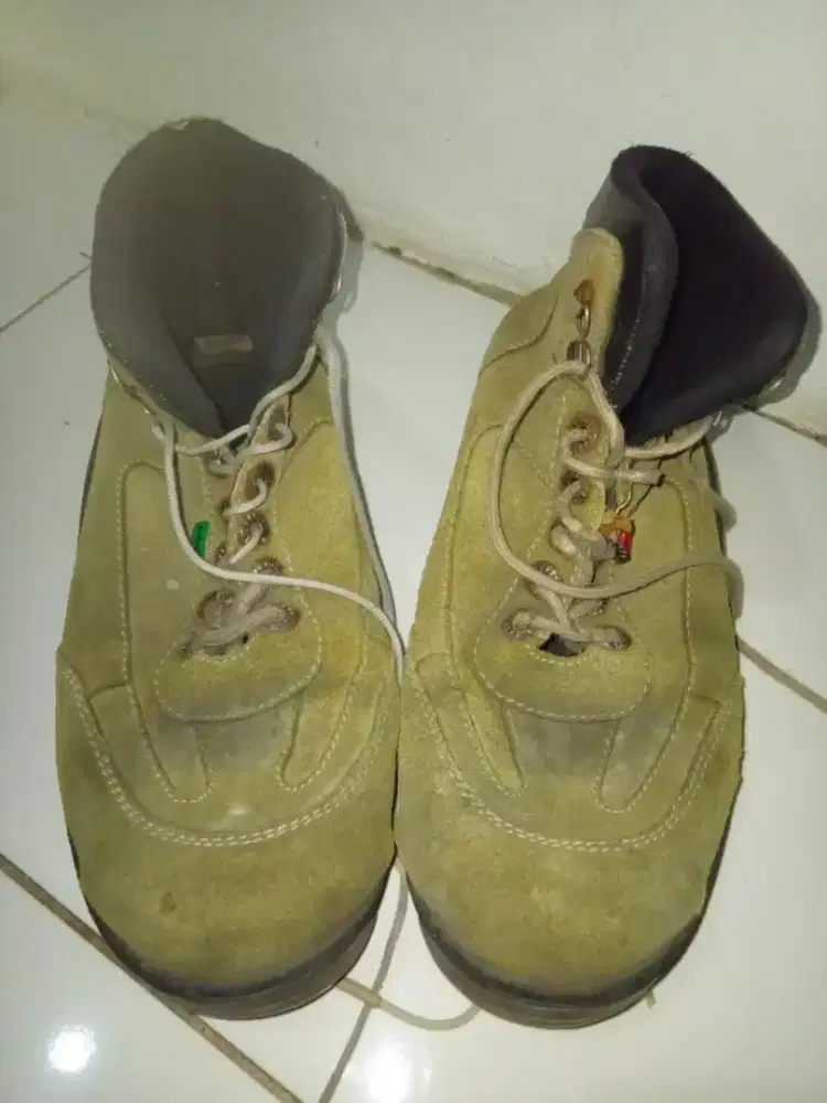 Sepatu kickers laki laki