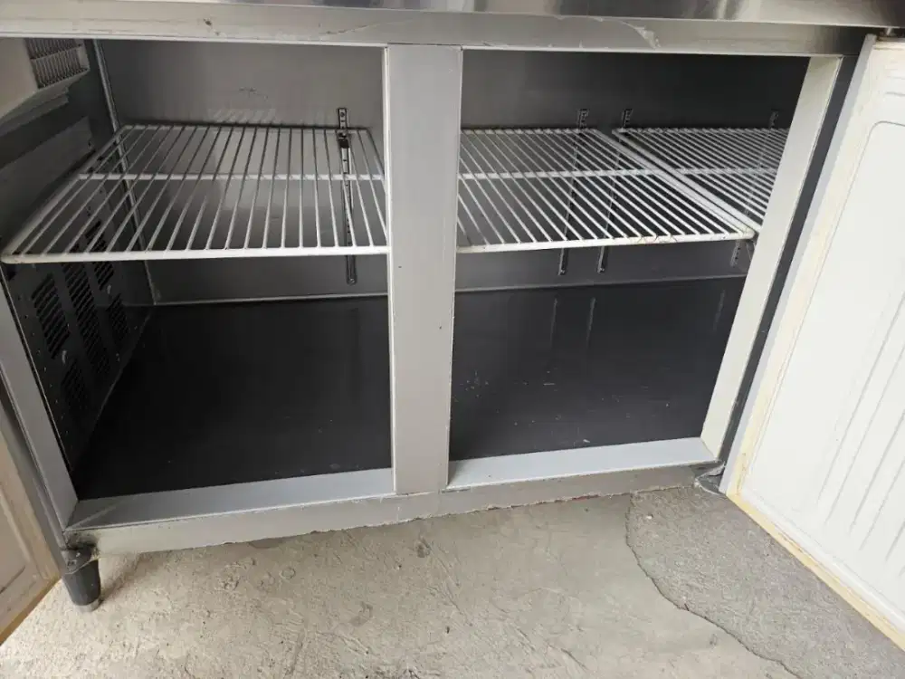 Undercounter  Ucc  hoshizaki 3 pintu
Mesin ori