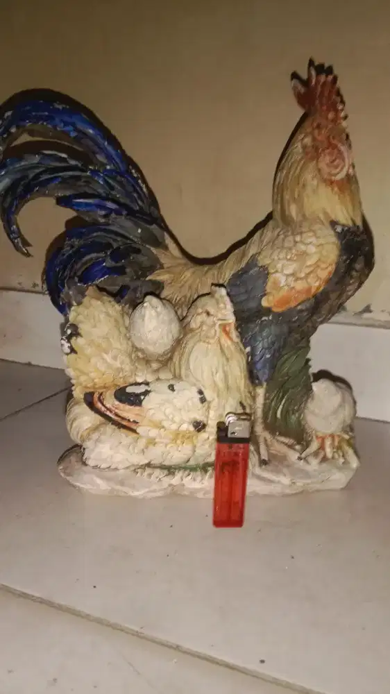 Pajangan tua berdebu