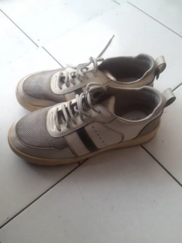 Sepatu bekas kronikel