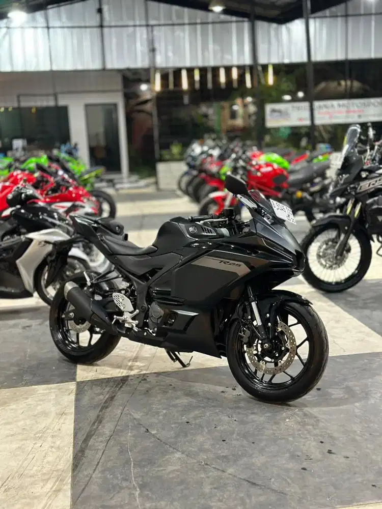 NEW R25 V3 ABS SUPER LIKE NEW