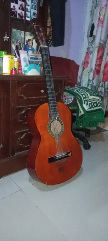 Gitar  lama udah gak kepakai