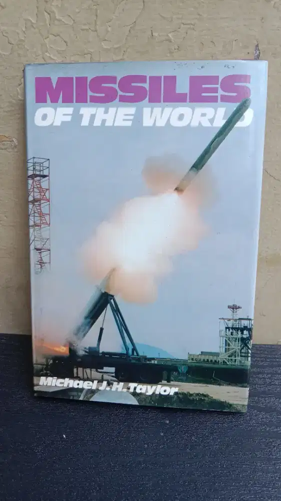 Buku impor tentang militer misil udara