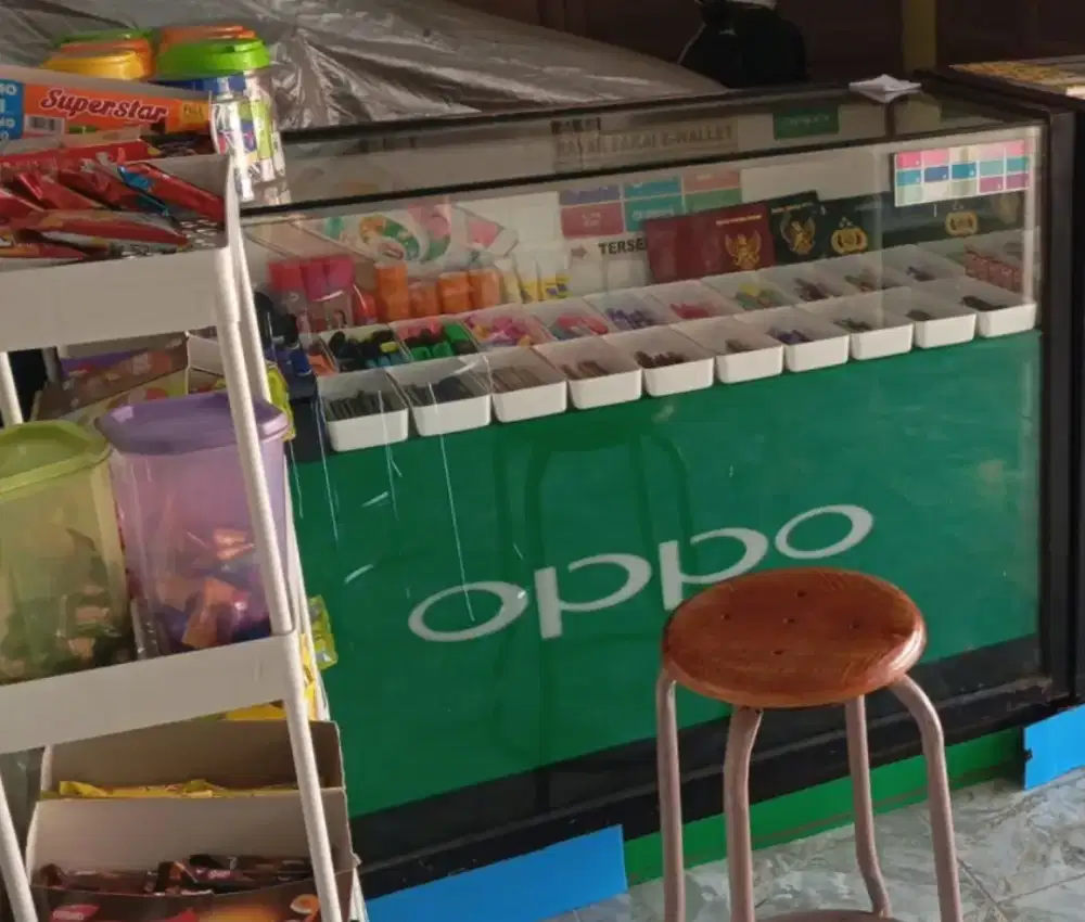 lemari etalase brand oppo.