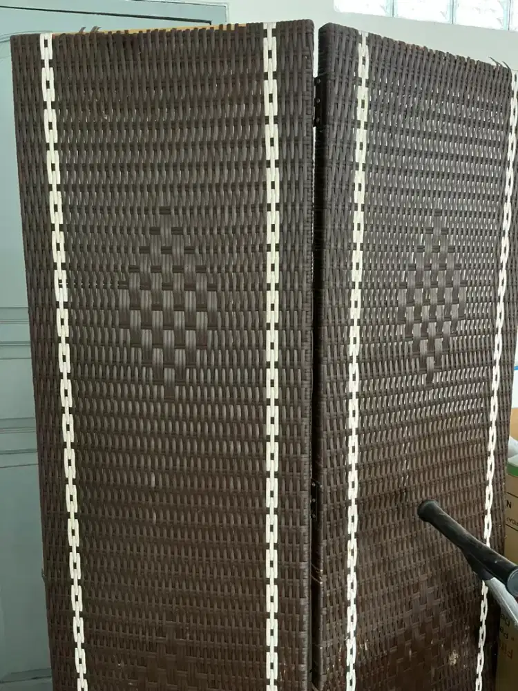 Sekat ruangan rotan bekas
