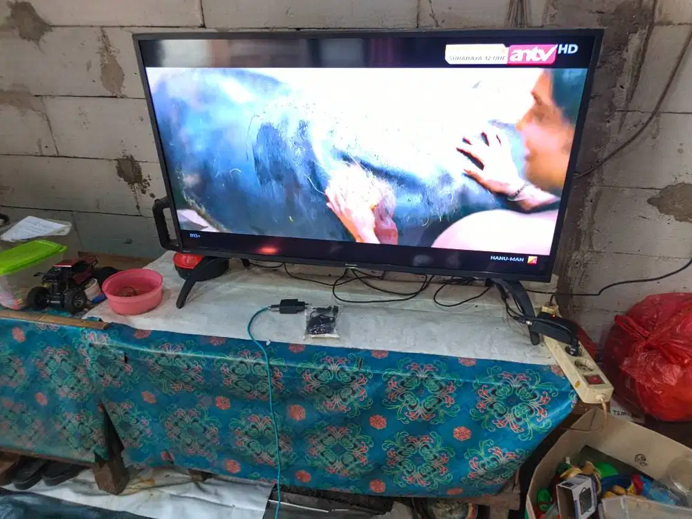 Di jual smart digital 42in merk sharp kardusnya masih ada