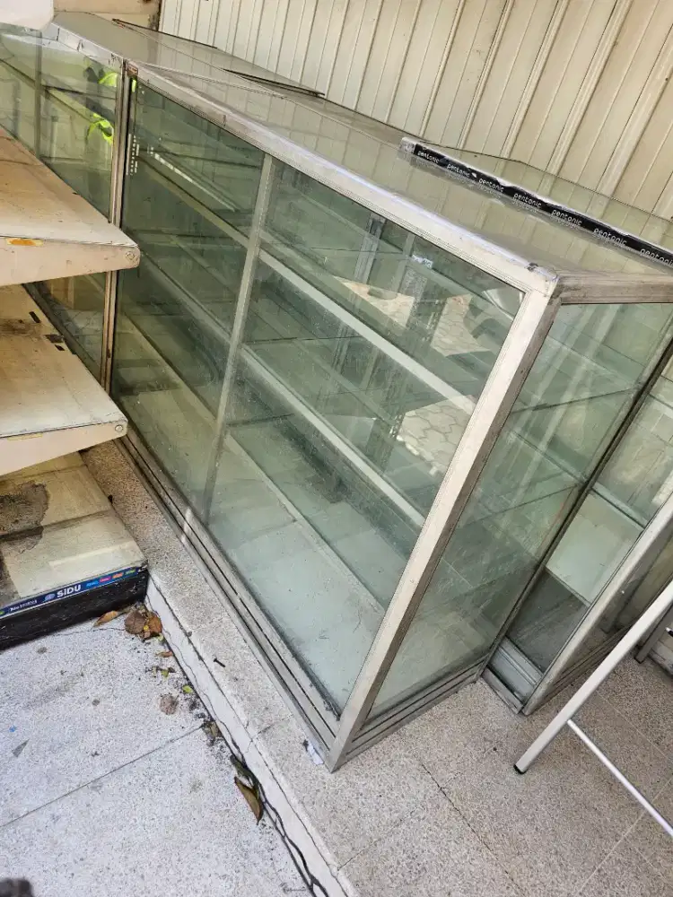Lemari stainless kaca dan rak besi